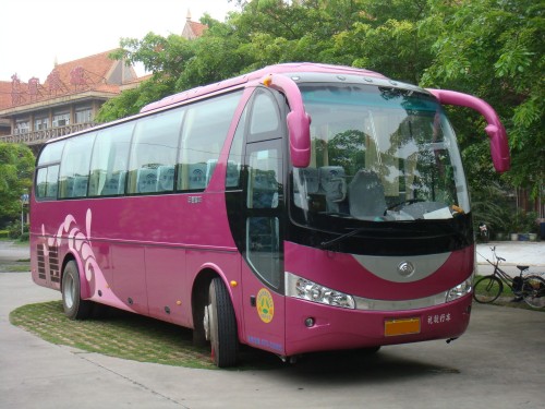 45座旅游车(1000元/天 8小时100KM含司机工资+油费)