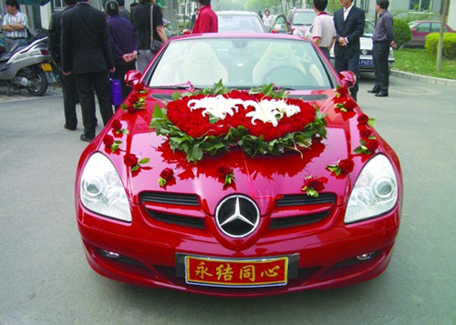 奔驰婚车(1800元/天 8小时80KM含司机工资+油费)
